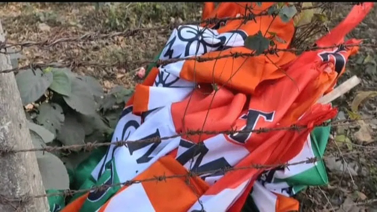 তৃণমূল কংগ্রেসের পতাকা খুলে ফেলে দেওয়ার ঘটনাকে কেন্দ্র করে উত্তেজনা