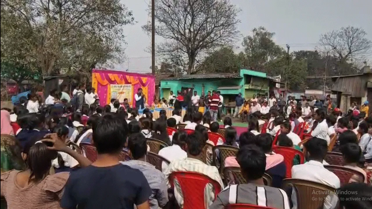 স্কুলছুট রুখতে ‘দুয়ারে স্কুল’