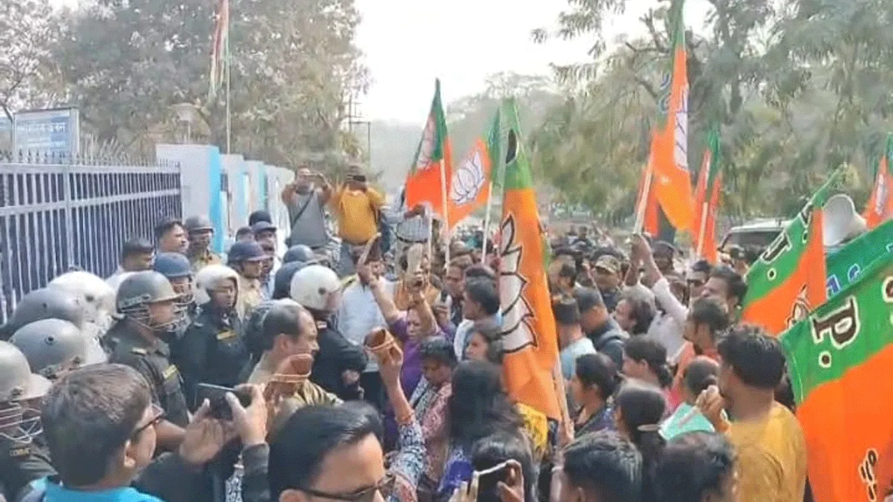ফর্ম ৭ জমা দিতে না পারায় দুর্গাপুরে মহকুমাশাসক অফিস ঘেরাও বিজেপির