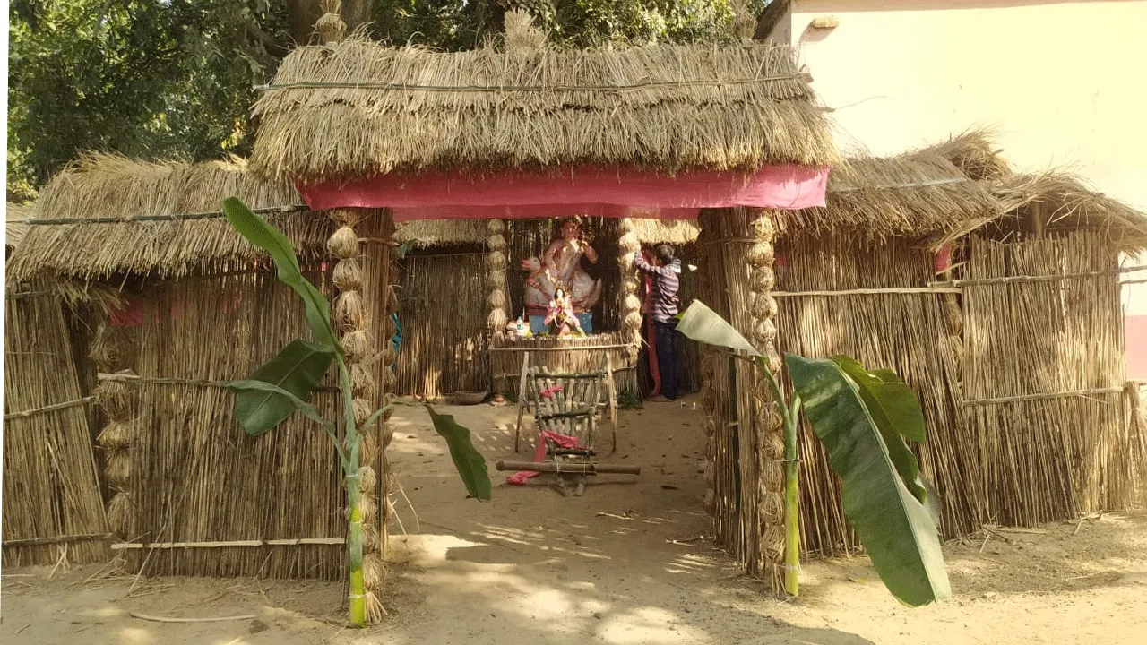 সরস্বতী পুজোয় অভিনব ‘থিম’-এর দর্শনীয় প্যাণ্ডেল তৈরি করল গণপুরের কচিকাচারা