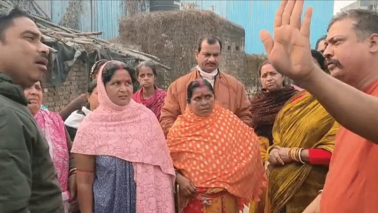 সপ্তাহব্যাপী জল নেই, প্রধান পাইপ লাইনের ভাল্বের চাবি খুলে নিলেন মহিলারা