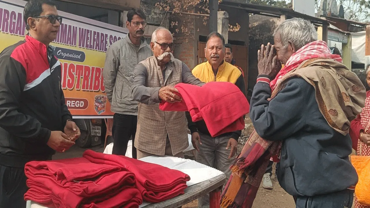 দুর্গাপুর সম্মান ওয়েলফেয়ার সোসাইটির উদ্যোগে কম্বল বিতরণ কর্মসূচি