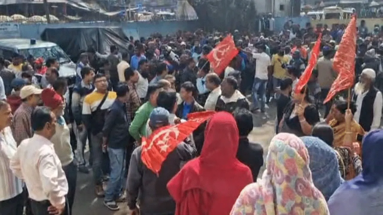 শহরকে আবর্জনামুক্ত করার দাবিতে পুরনিগমে সিপিএমের বিক্ষোভ