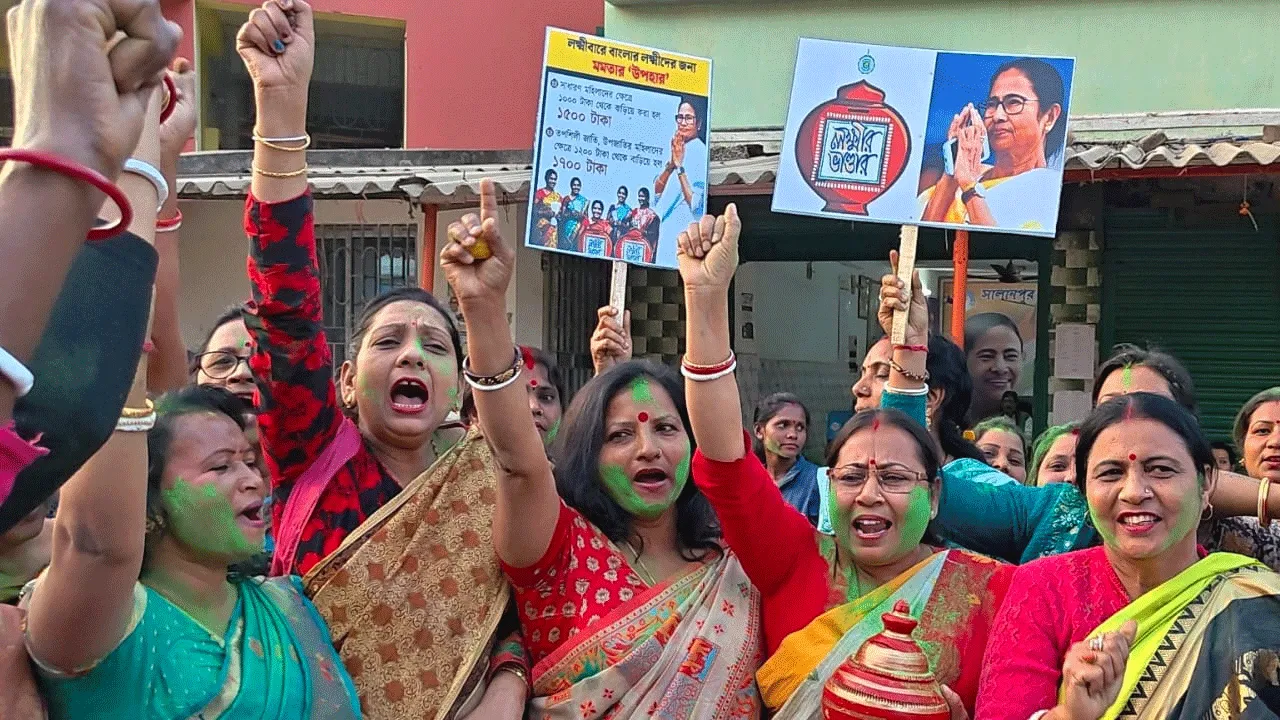লক্ষ্মীভান্ডার প্রকল্পে ভাতা বৃদ্ধি – অকাল দোলে মাতলেন মহিলারা
