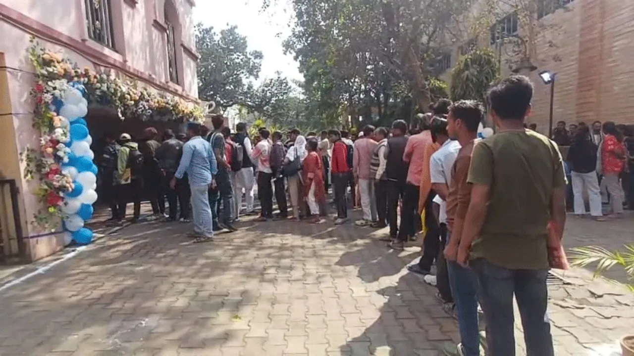 ‘যুব সাথী’ নাম নথিভুক্তকরণ ক্যাম্পে উপচে পড়া ভিড়
