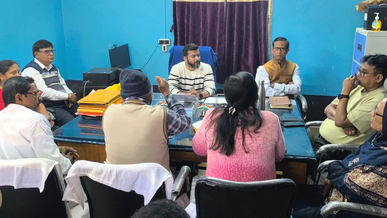 হাসপাতালের গেট তৈরি করে দেওয়ার প্রতিশ্রুতি দিলেন স্থানীয় বিধায়ক