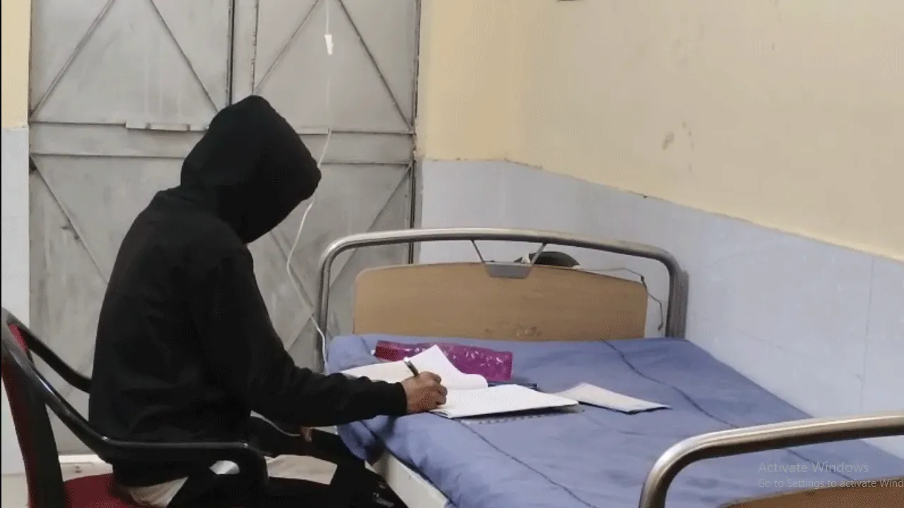 সেলাইন হাতে, হাসপাতালের বেডে বসেই পরীক্ষা মাধ্যমিক পরীক্ষার্থীর