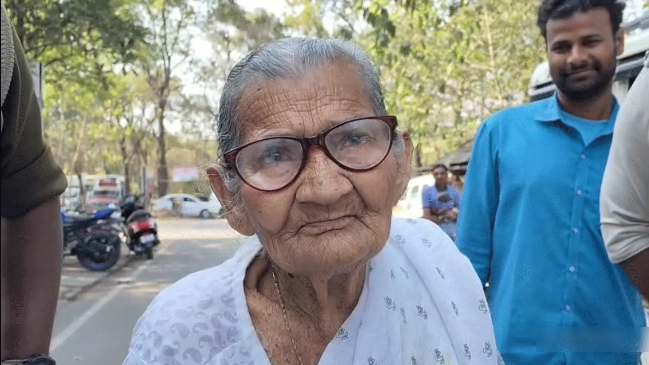 অজানা শহরে অসুস্থ ছেলের খোঁজে বৃদ্ধা মা, পরিবারের হাতে তুলে দিল পুলিশ