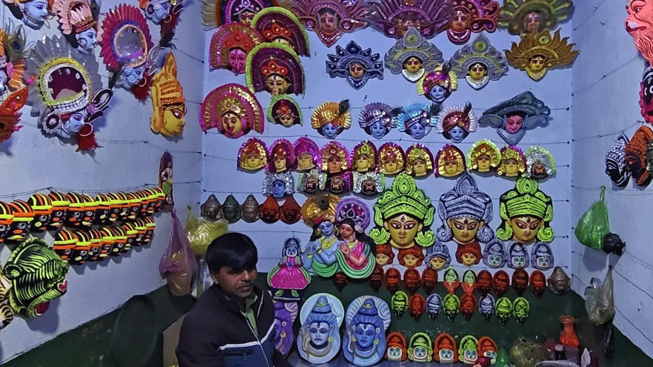 দোল উপলক্ষ্যে ব্যস্ততা পুরুলিয়ার মুখোশ গ্রামে