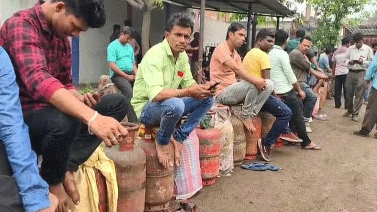 রান্নার গ্যাস নিয়ে ভোগান্তি অব্যাহত, শিল্পাঞ্চলেও ধরা পড়ল সেই ছবি