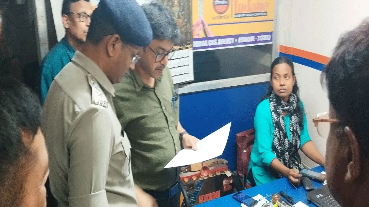 আসানসোলে একাধিক এলপিজি ডিস্ট্রিবিউটরের অফিস ও গুদামে হানা