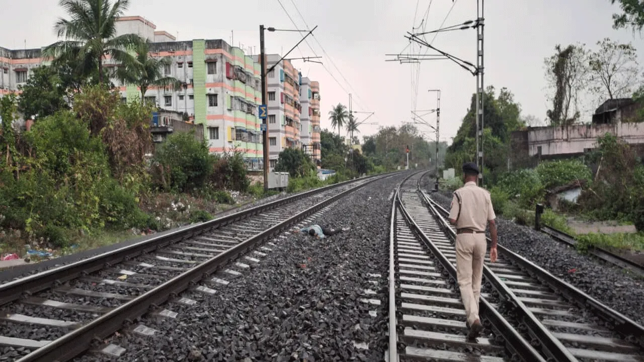 জোর করে রেললাইন পারাপারের চেষ্টা, ট্রেনের ধাক্কায় মৃত্যু ব্যক্তির