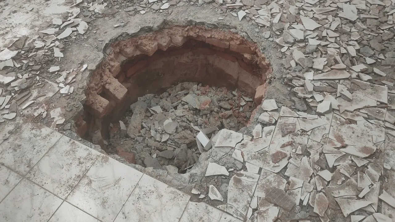 হাসপাতালে সংস্কার কাজ চলাকালীন সন্ধান গভীর কুয়োর