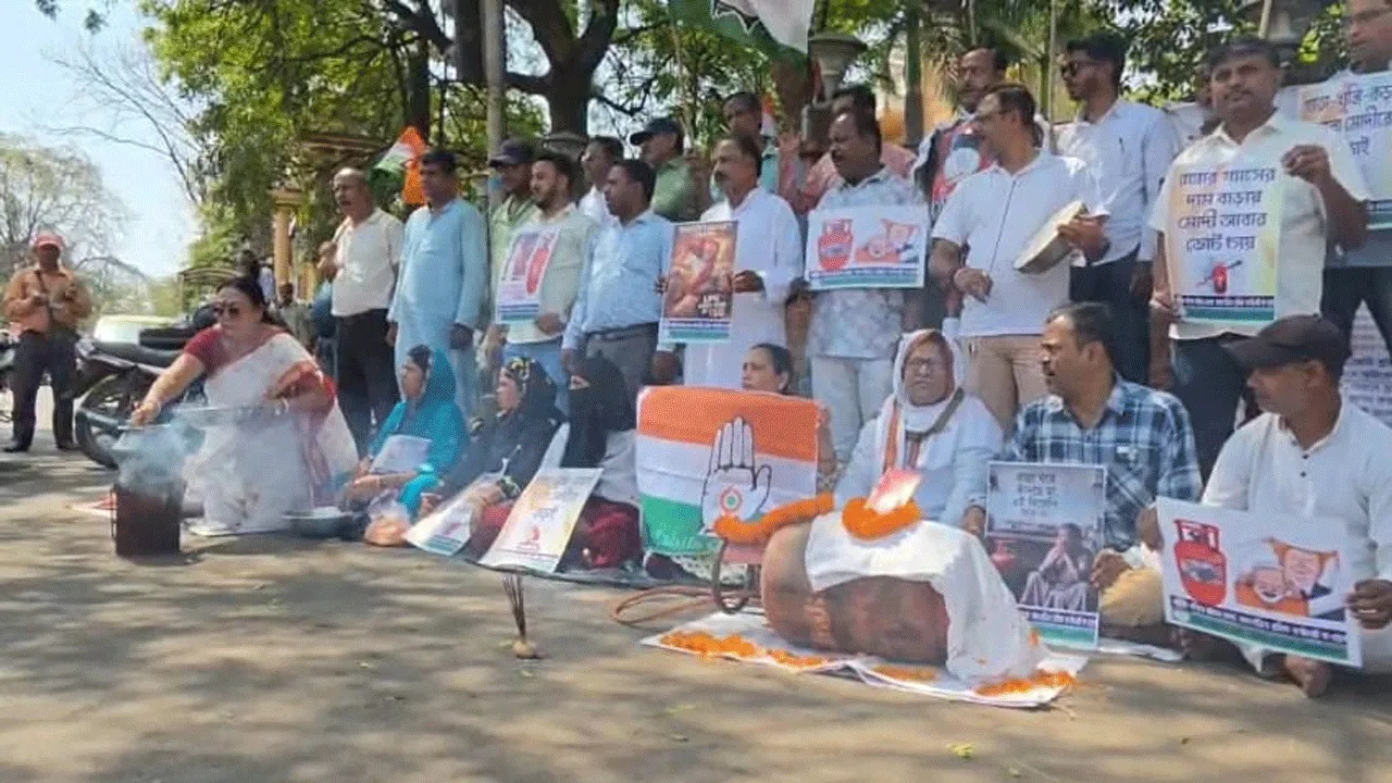 গ্যাস সিলিন্ডারকে শবশয্য়া হিসেবে সাজিয়ে মাটির চুল্লিতে রান্না, অভিনব প্রতিবাদ