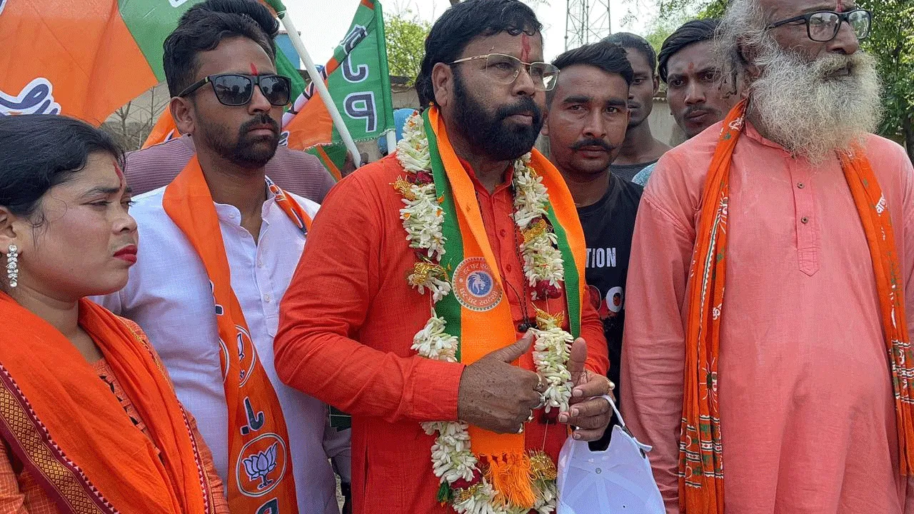 প্রচারে মানুষের সঙ্গে কথা বলে জয় নিয়ে নিশ্চিত দুর্গাপুরের বিদায়ী বিধায়ক