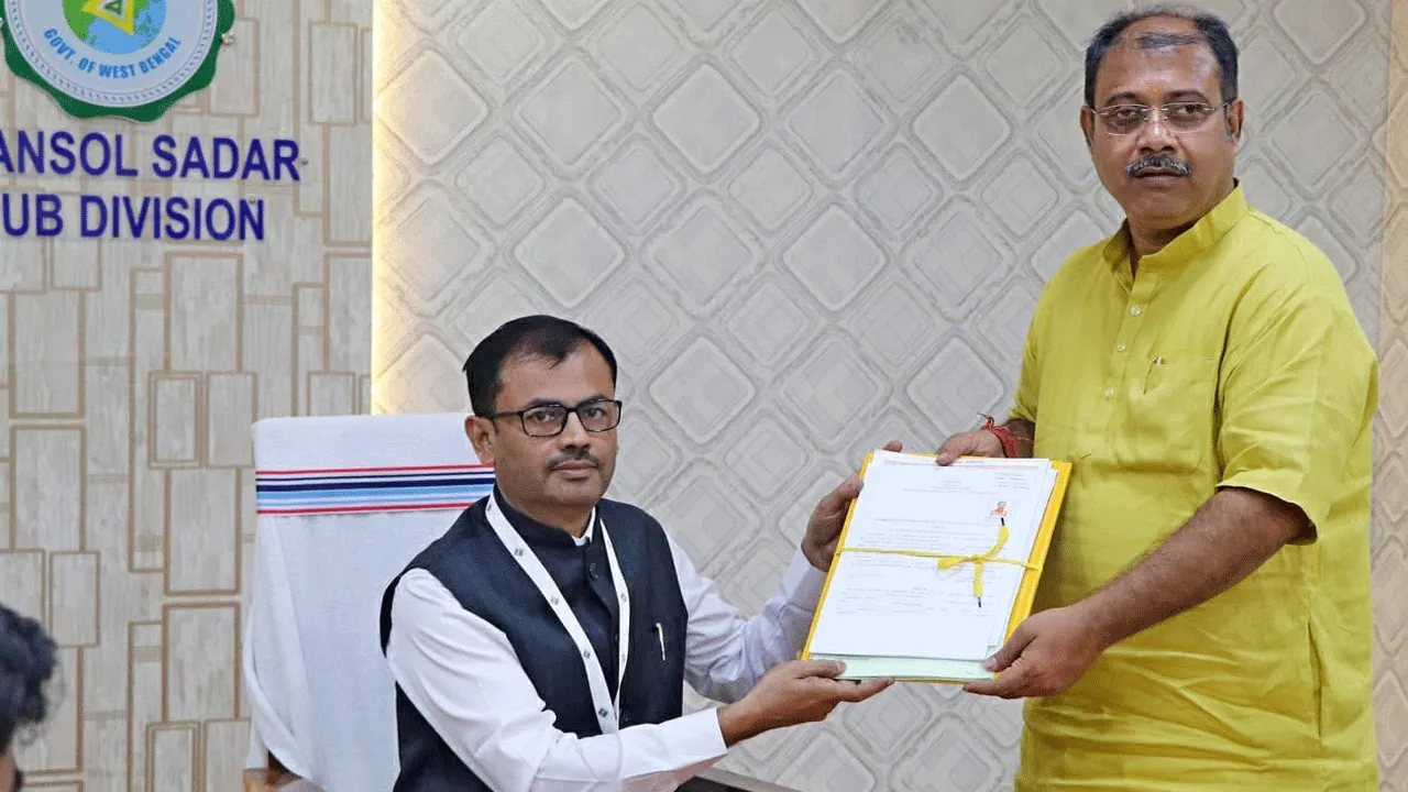 শুভক্ষণ দেখে প্রথম দিনেই মনোনয়ন জমা বিজেপি প্রার্থীর