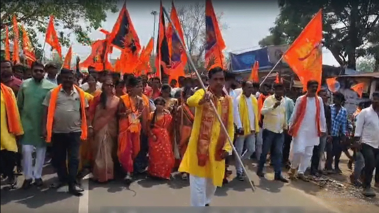 রামনবমীর মিছিলে লাঠি হাতে হিন্দুদের ঐক্যবদ্ধ হওয়ার বার্তা বিজেপি প্রার্থীর