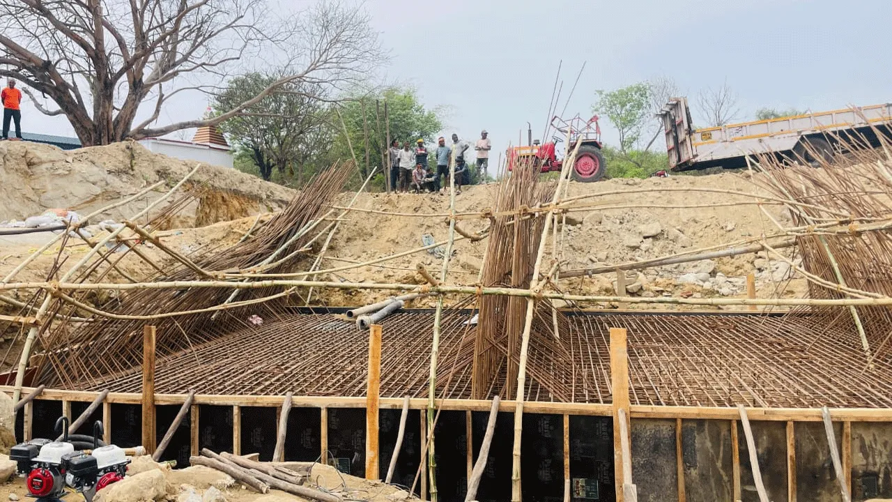 ঢালাইয়ের সময় ভেঙে পড়ল নির্মীয়মাণ সেতুর কাঠামো