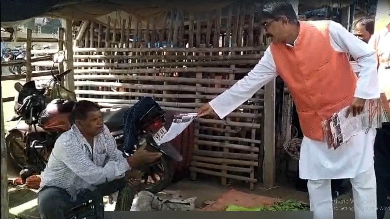 চাষীদের হাতে প্রধানমন্ত্রীর চিঠি দিয়ে পরিবর্তন যাত্রায় যোগদানের আহ্বান