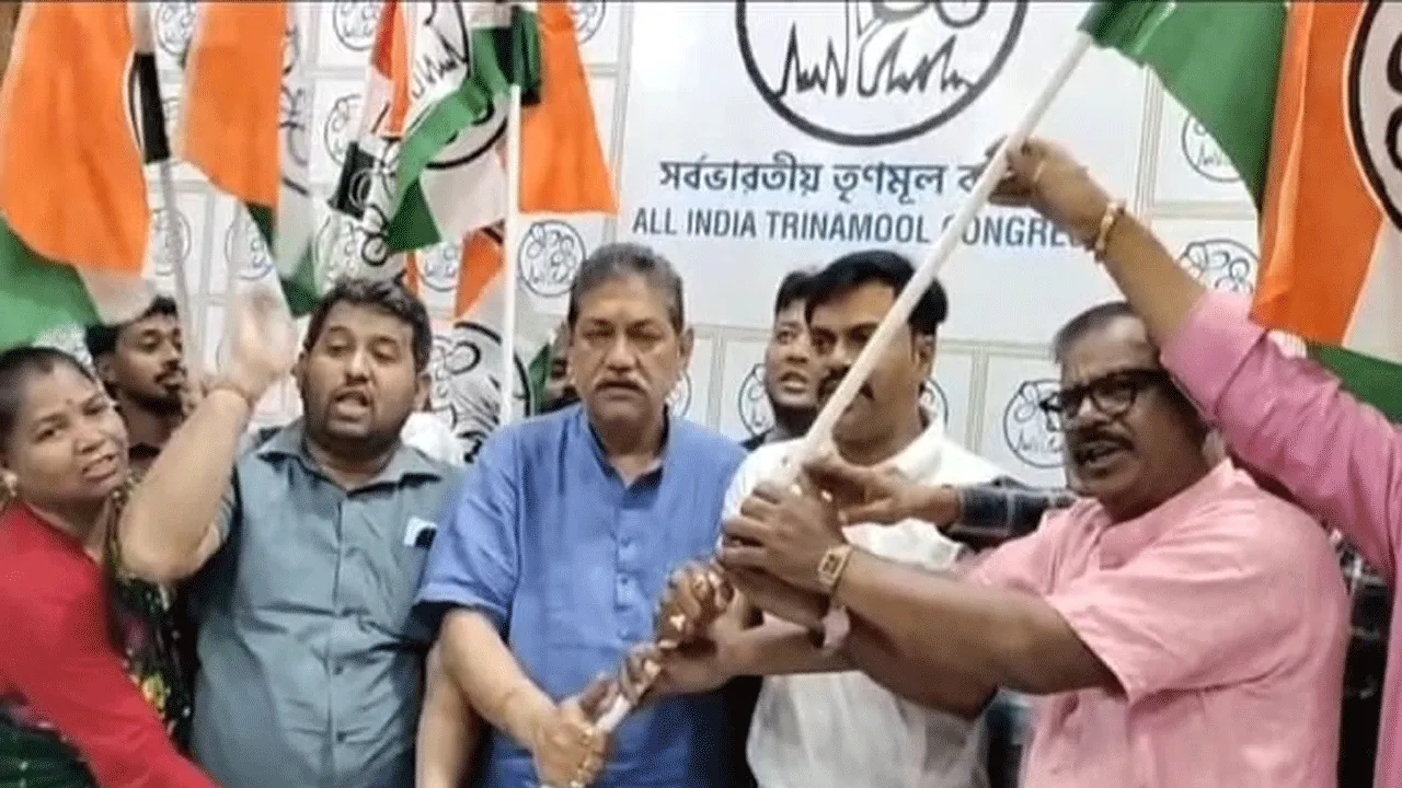 নরেন্দ্র মোদীর বঙ্গ সফরের দিনেই পশ্চিম বর্ধমানে গেরুয়া শিবিরে বড় ভাঙন