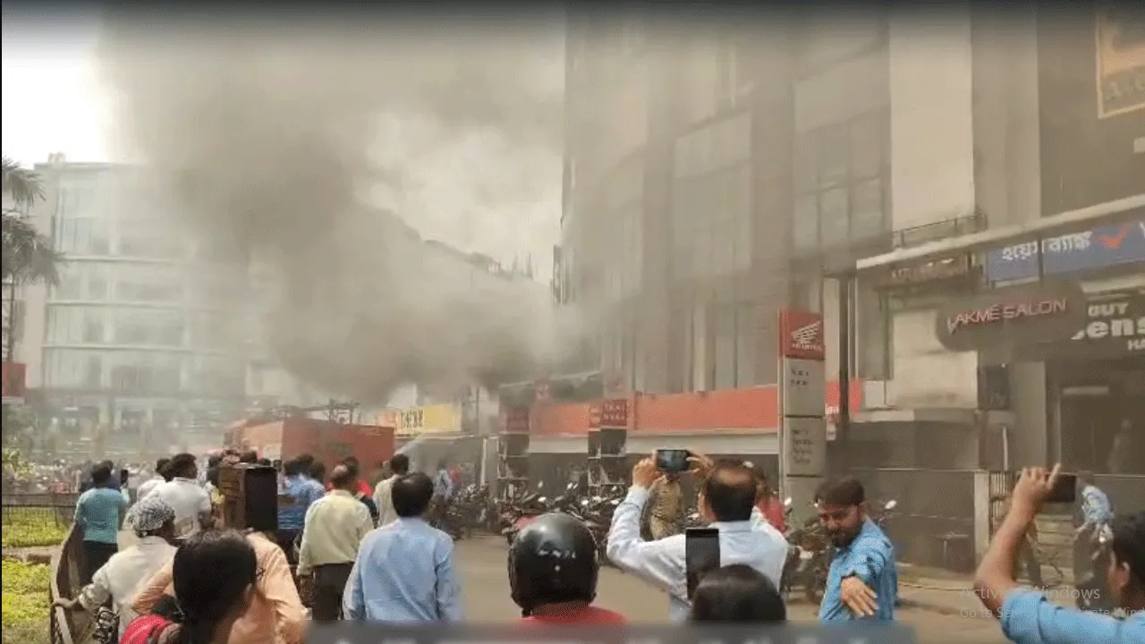 দুর্গাপুরে অভিজাত রেস্তোরাঁর কালো ধোঁয়ায় ঢাকল এলাকা
