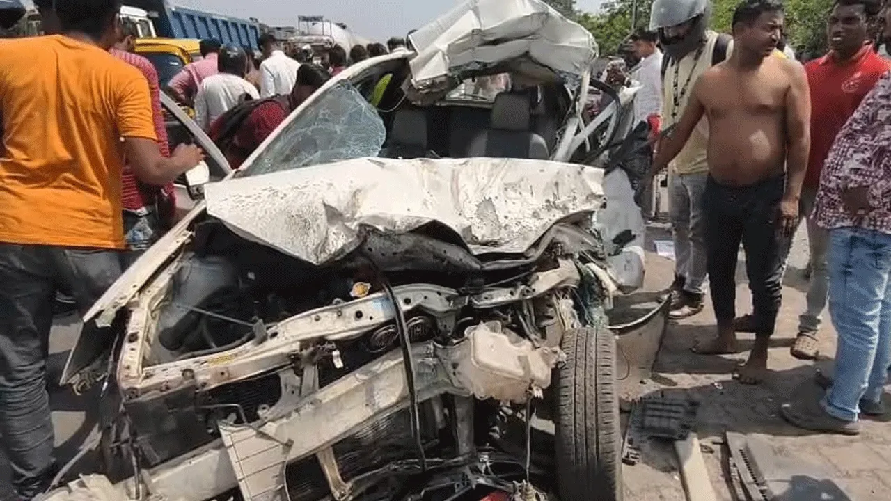 দুর্গাপুরে ভয়াবহ পথ দুর্ঘটনা, মৃত্যু গাড়ির চালকের