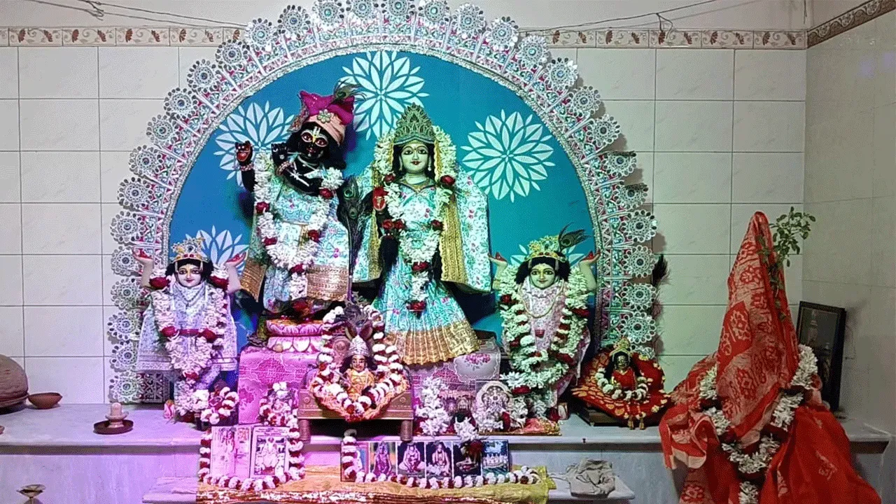 দোলে এক টুকরো বৃন্দাবনের দৃশ্য ফুটে উঠতে চলেছে গুসকরা পূর্বাশা পল্লীতে