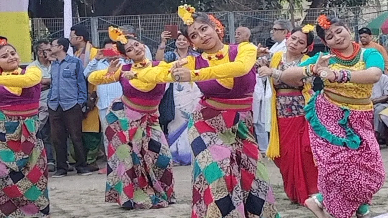 দোল উৎসবে মেতে উঠল যাদবপুরের কালচারাল ট্রুপ-এর শিক্ষার্থীরা