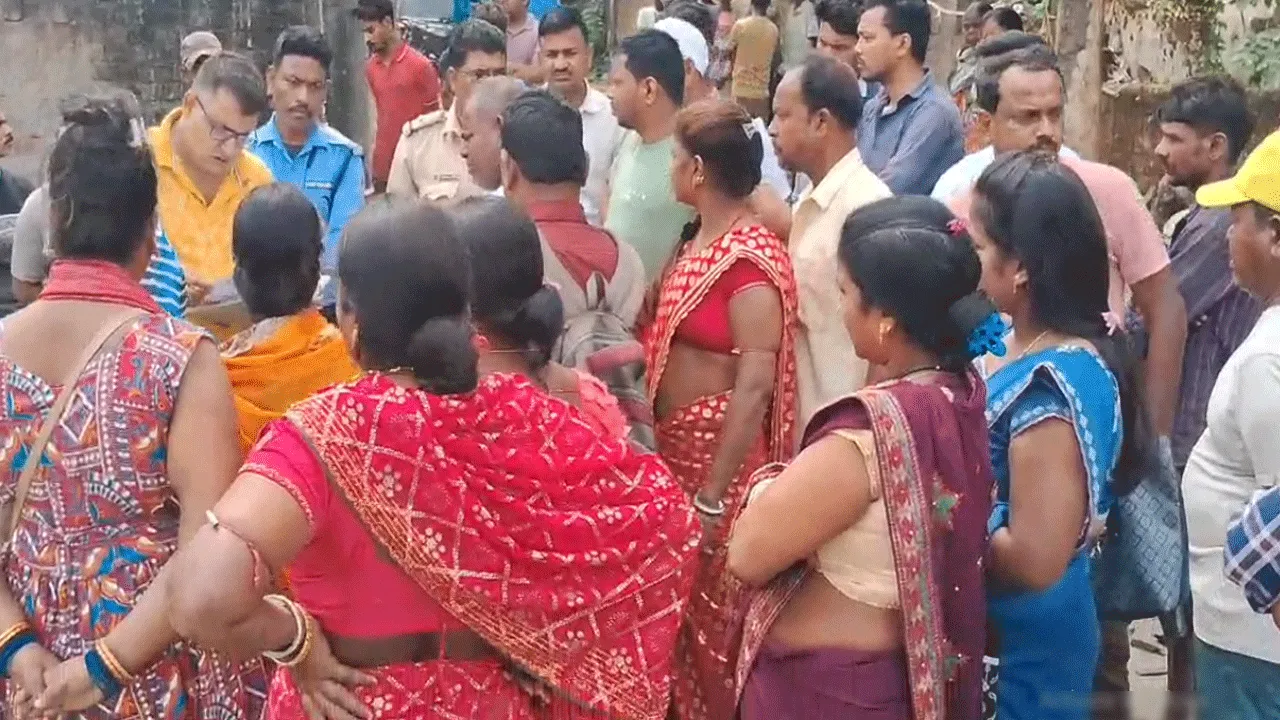 জোর করে জমি জবরদখলের অভিযোগ, প্রতিবাদে বিক্ষোভ স্থানীয়দের