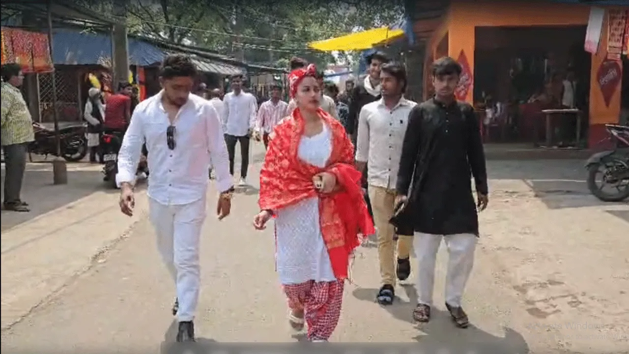 পুজো দিয়ে প্রচার শুরু করলেন রাজন্যা হালদার