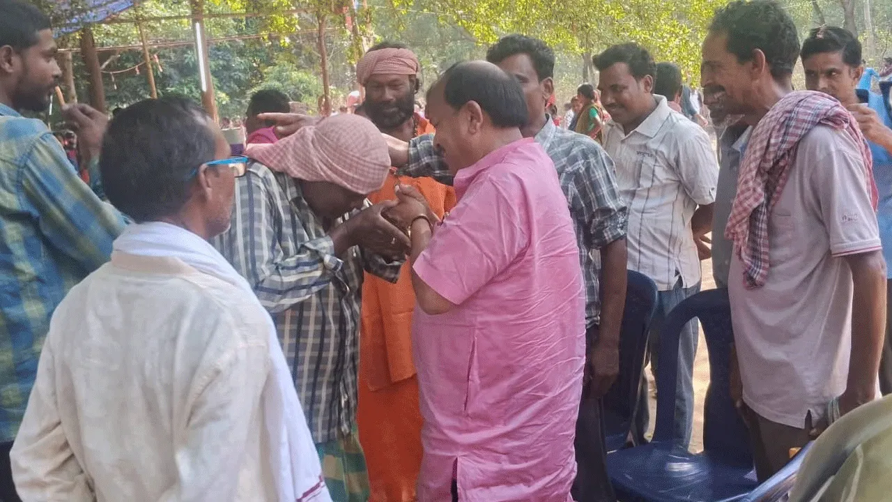 কালীপুজোয় নরনারায়ণ সেবায় উপস্থিত হয়ে জনসংযোগ তৃণমূল প্রার্থীর