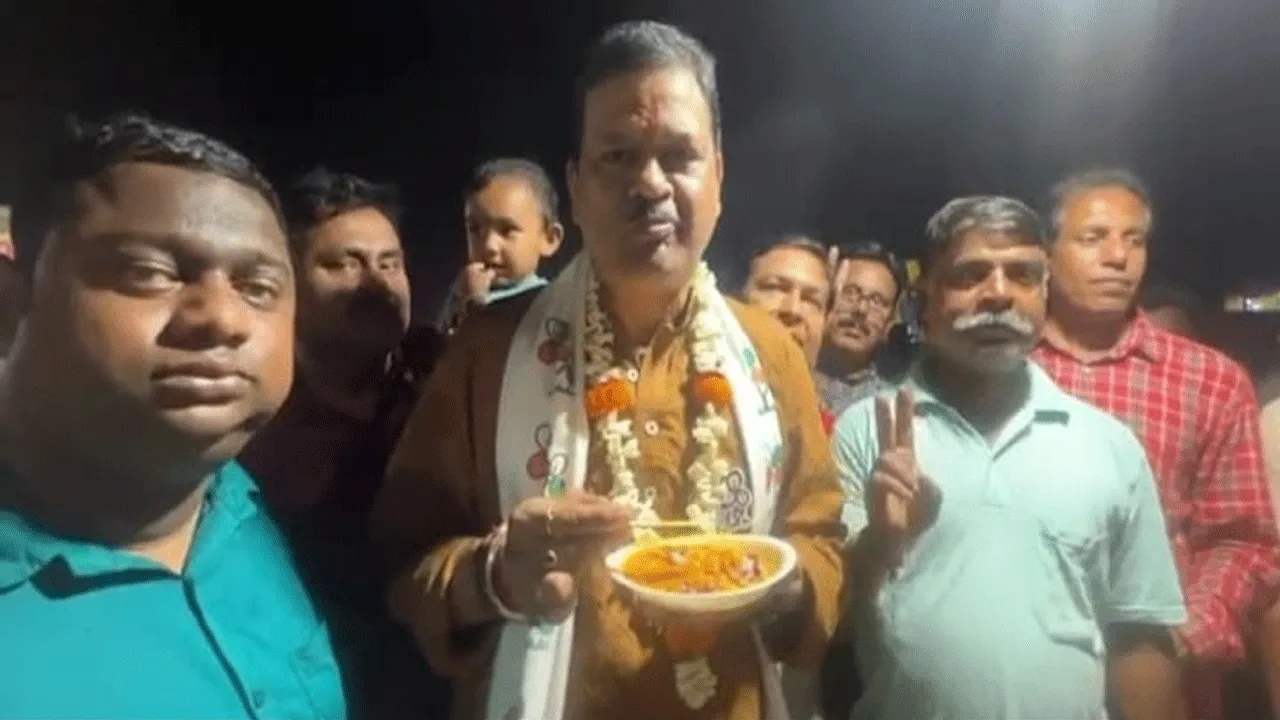 চপ ভাজার পাল্টা গ্রামের মেলায় ঘুগনি খাওয়া, নিত্যনতুন প্রচারে রাজনৈতিক প্রার্থীরা