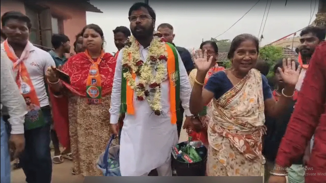 ভোট প্রচারে বেরিয়ে বৃদ্ধার জলের বালতি বয়ে দিলেন প্রার্থী