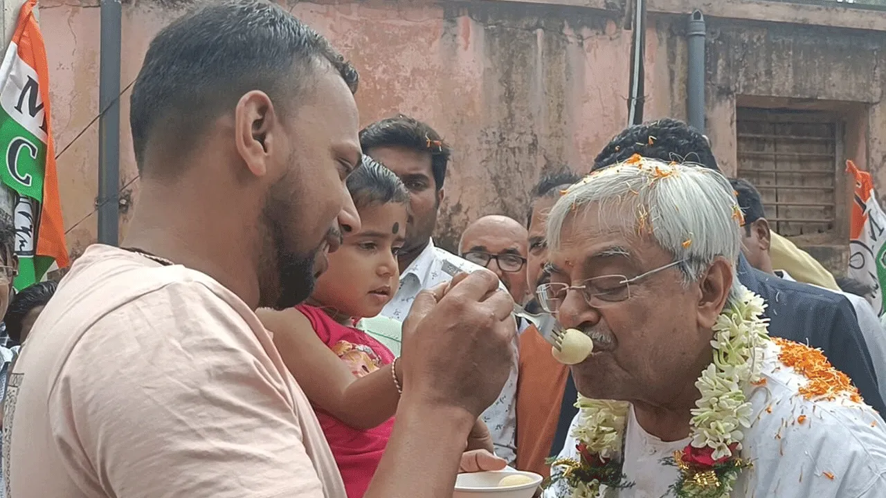 শিশুর হাতে মিষ্টিমুখ করে প্রচার শুরু করলেন তৃণমূল প্রার্থী