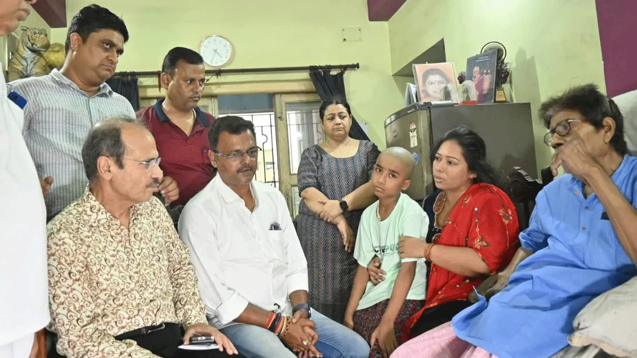 নিহতের বাড়িতে অধীর: তৃণমূলকে তীব্র আক্রমণ, হুঁশিয়ারি হাইকোর্টের