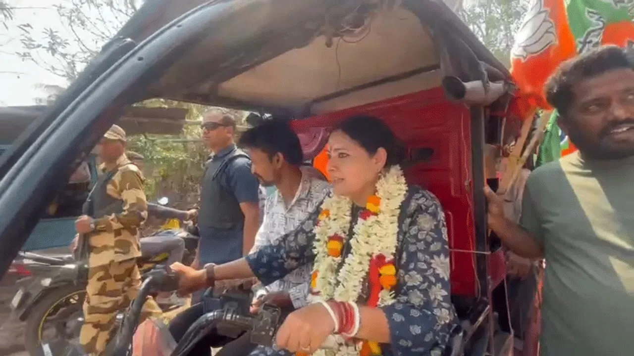 চালকের আসনে প্রার্থী ! টোটো চালিয়ে জনসংযোগ অগ্নিমিত্রার