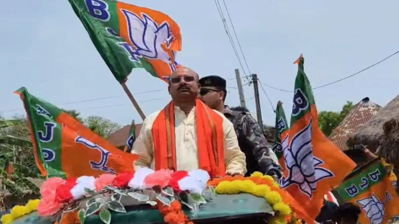 প্রচারের ময়দানে নতুনত্ব, টোটোতে করে জনসংযোগ বিজেপি প্রার্থীর