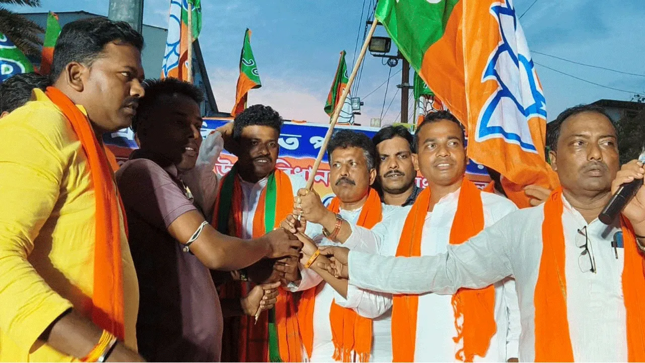 হাওড়ায় তৃণমূল শিবিরে ধস, শতাধিক পরিবারের বিজেপিতে যোগদান