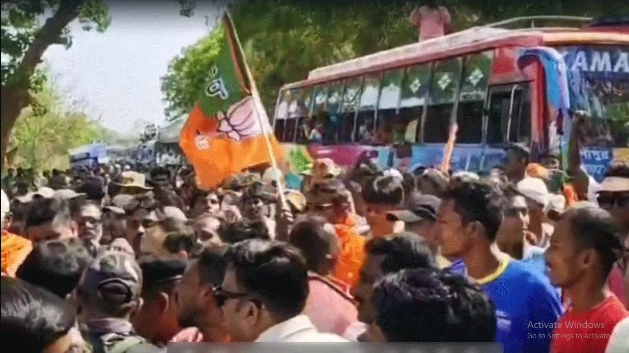 যোগীর সভা থেকে ফেরার পথে বিজেপি কর্মীদের বাসে আক্রমণ