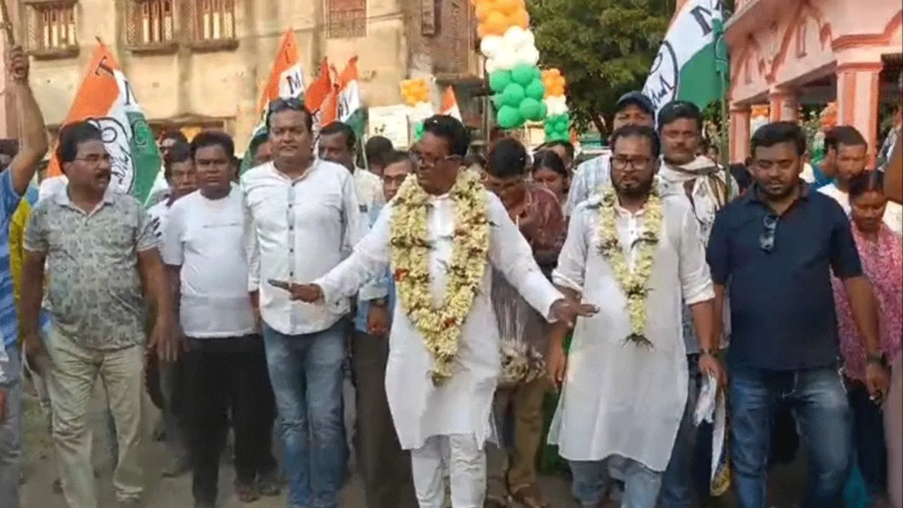 প্রবীণদের আশীর্বাদ নিয়ে পানাগড়ে প্রচার তৃণমূল প্রার্থীর