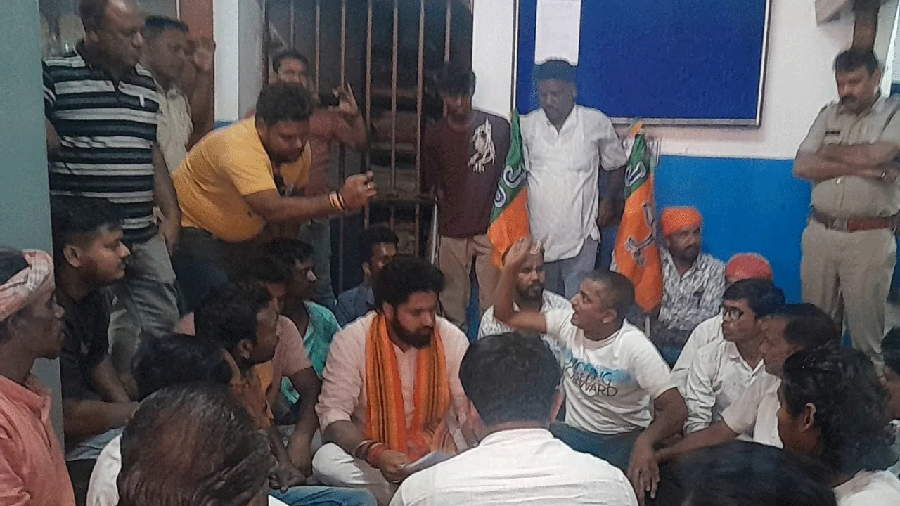 ঝান্ডা টাঙানো ঘিরে বারাবনিতে তৃণমূল-বিজেপি সংঘর্ষ