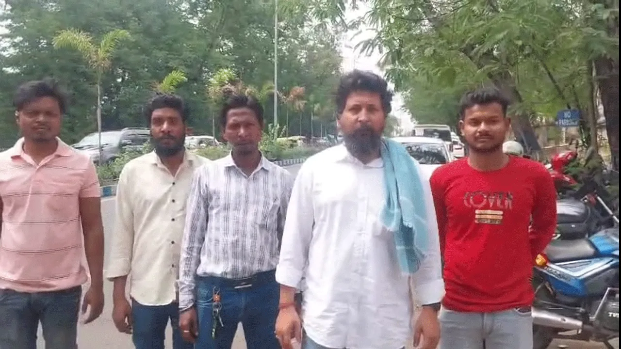 দুর্গাপুর পশ্চিমে নির্দল প্রার্থী হিসেবে মনোনয়ন পেশ ‘দুর্গাপুর ভূমি রক্ষা কমিটি’র সভাপতির