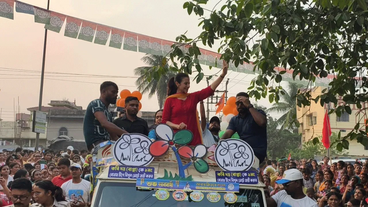 দুর্গাপুরে কোয়েল মল্লিকের রোড শোয়ে জনজোয়ার