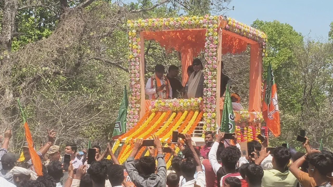 বিজেপি প্রার্থীর সমর্থনে বাঁকুড়ায় মহাগুরু মিঠুনের রোড শো,উপচে পড়ল ভিড়