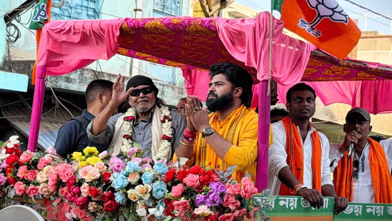 মিঠুন-ম্যাজিক: মহাগুরুর রোড শো-তে জনজোয়ার