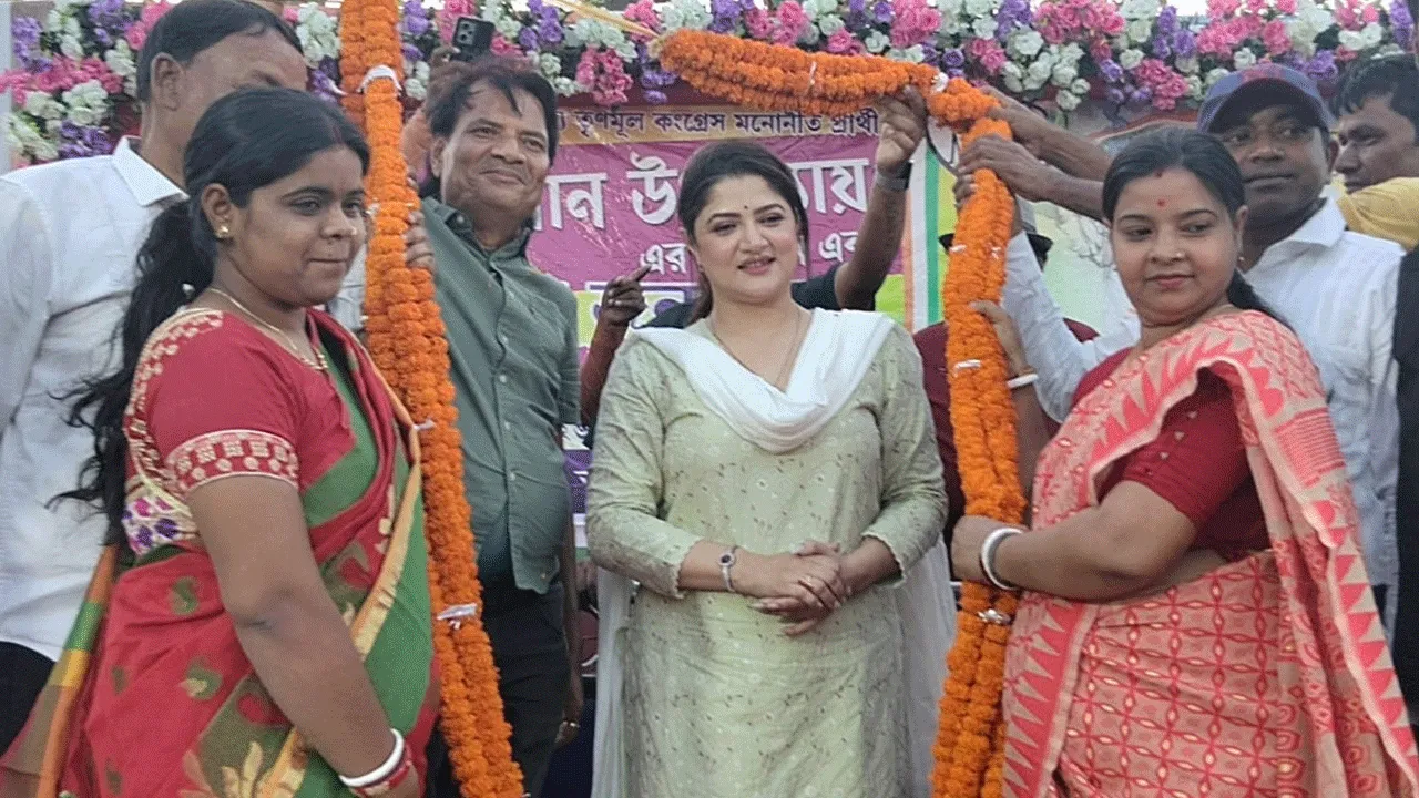 তৃণমূল কংগ্রেস প্রার্থী বিধান উপাধ্যায়ের সমর্থনে প্রচারে টলিউড অভিনেত্রী শ্রাবন্তী চট্টোপাধ্যায়