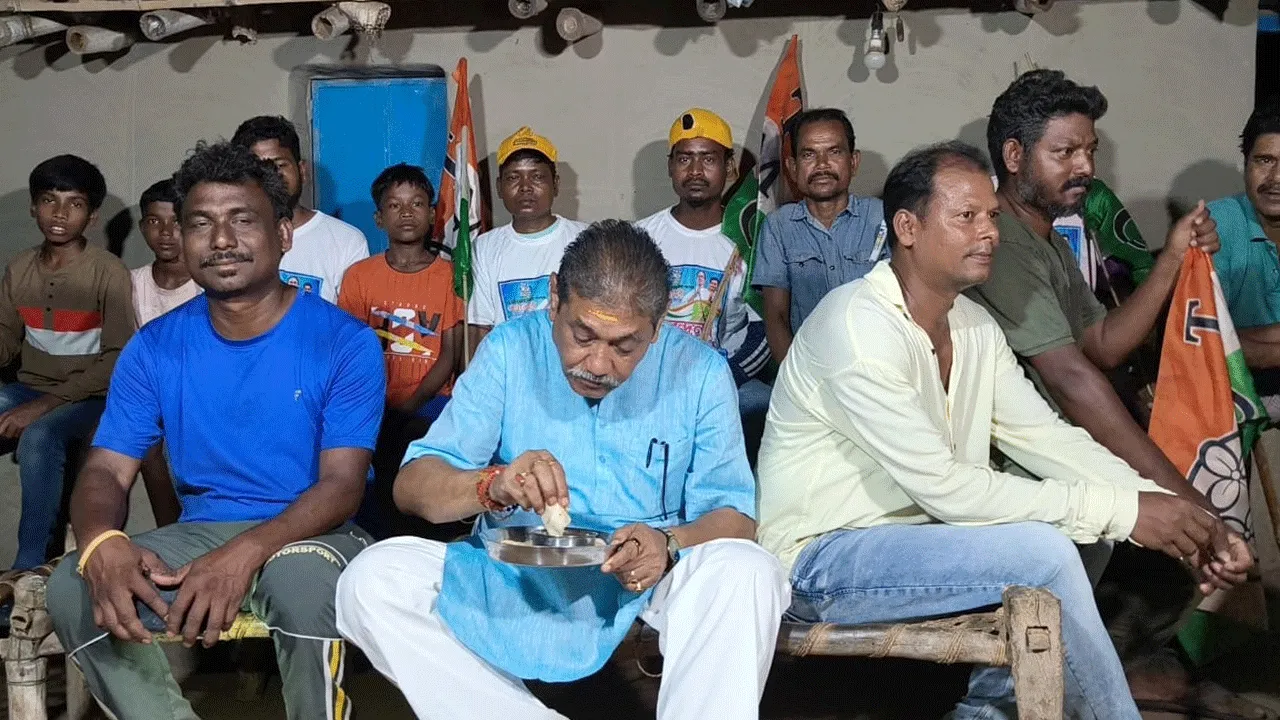 আদিবাসী ঘরে মধ্যাহ্নভোজ, জনসংযোগে অন্য মেজাজে তৃণমূল প্রার্থী