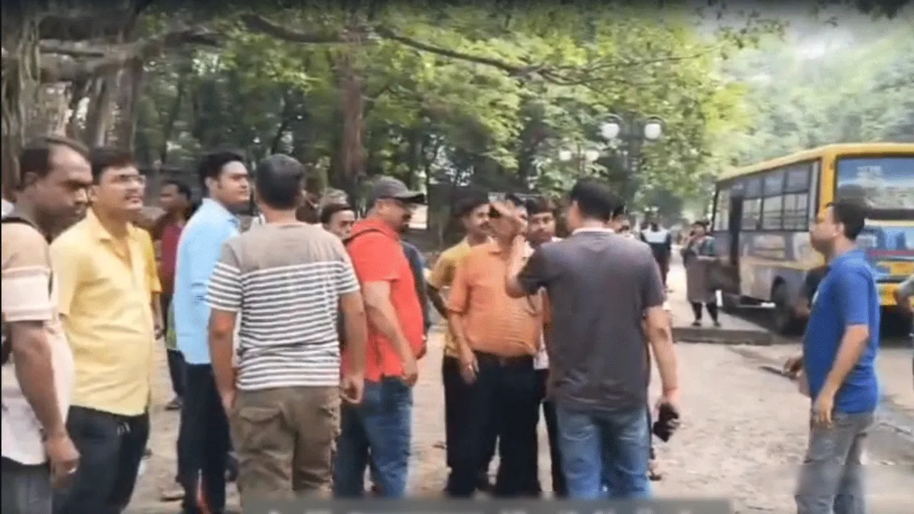 বাসের জন্য অপেক্ষা, দুর্গাপুরে বিক্ষোভ ভোটকর্মীদের