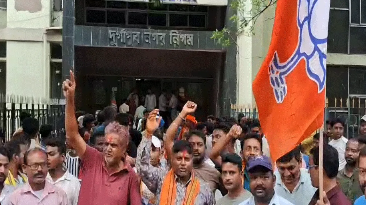 দুর্গাপুরে বিজেপির বিরুদ্ধে পুরসভা দখল নেওয়ার চেষ্টার অভিযোগ, উত্তেজনা