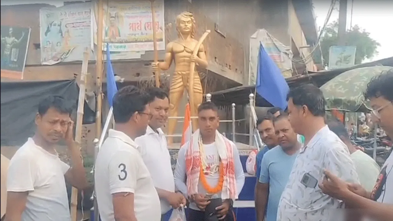অন্ডাল থেকে বৈষ্ণোদেবী: দুই হাজার কিলোমিটার দীর্ঘ পদযাত্রায় যুবক বাবন বাউরি